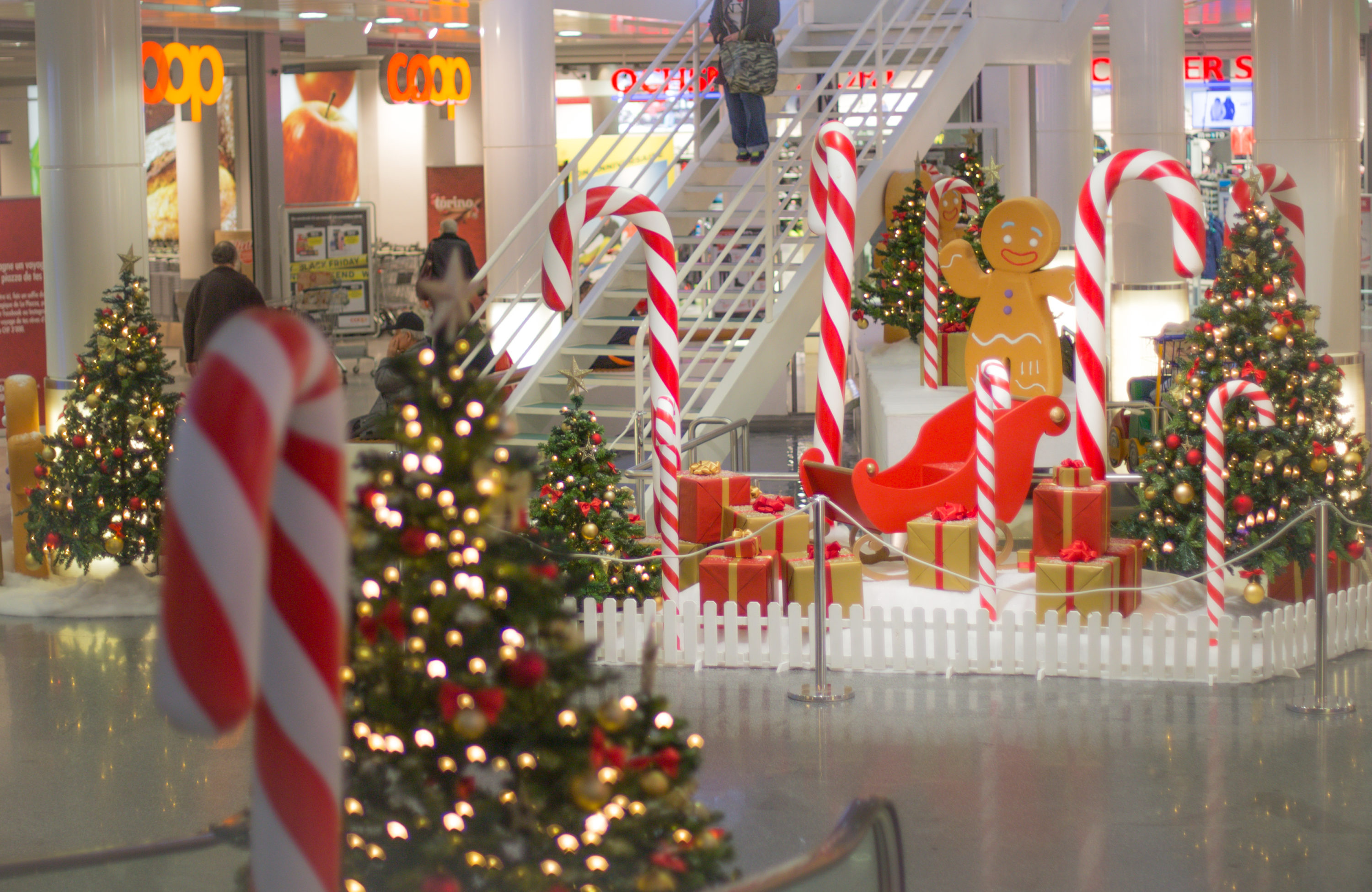 Création-décor-sur-mesure-Noël-centre-commercial-Signy-Centre
